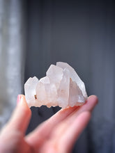 Cargar imagen en el visor de la galería, Light Pink Himalayan Quartz Cluster - small 133g #513
