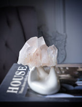 Cargar imagen en el visor de la galería, Light Pink Himalayan Quartz Cluster - small 133g #513
