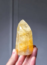 Lade das Bild in den Galerie-Viewer, Golden Healer Quartz Tower - small 157g #510
