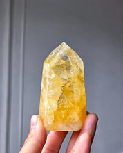 Lade das Bild in den Galerie-Viewer, Golden Healer Quartz Tower - small 157g #510
