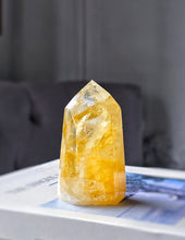 Lade das Bild in den Galerie-Viewer, Golden Healer Quartz Tower - small 157g #510
