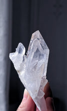 Lade das Bild in den Galerie-Viewer, High Grade Himalayan Quartz Cluster - small 188g #552
