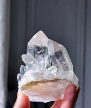 Lade das Bild in den Galerie-Viewer, High Grade Himalayan Quartz Cluster - small 188g #552
