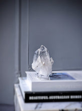 Lade das Bild in den Galerie-Viewer, High Grade Himalayan Quartz Cluster - small 188g #552
