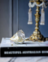 Lade das Bild in den Galerie-Viewer, Golden Healer Quartz Point / Cluster - small 122g #141
