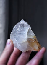 Lade das Bild in den Galerie-Viewer, Golden Healer Quartz Point / Cluster - small 122g #141

