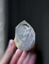Lade das Bild in den Galerie-Viewer, Golden Healer Quartz Point / Cluster - small 122g #141
