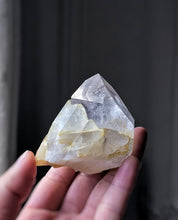 Lade das Bild in den Galerie-Viewer, Golden Healer Quartz Point / Cluster - small 122g #141
