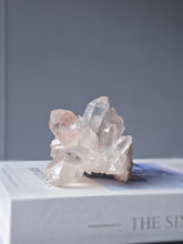 Lade das Bild in den Galerie-Viewer, Himalayan Quartz Cluster - small 208g #554
