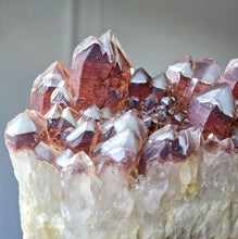 画像をギャラリービューアに読み込む, Red Phantom Quartz Cluster on Rose Gold Stand - 572g #150
