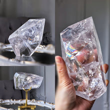 이미지를 갤러리 뷰어에 로드 , Large Clear Quartz Freeform on Gold Stand - 1.24kg #1
