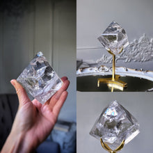 Cargar imagen en el visor de la galería, Clear Quartz Diamond Shaped Freeform on Gold Stand - 563g #4
