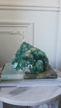 將影片載入圖庫檢視器並播放，Green Fluorite Cluster - 1.47kg #83
