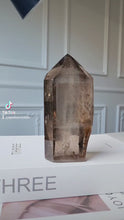 將影片載入圖庫檢視器並播放，Rutilated Smoky Quartz Tower - 673g #42
