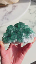 將影片載入圖庫檢視器並播放，Green Fluorite Cluster - 576g #85
