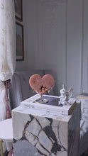 비디오를 갤러리 뷰어 Pink Amethyst Heart on Gold Stand - 1.12kg #514에 로드 및 재생
