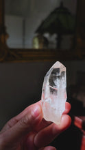 비디오를 갤러리 뷰어 High Grade Lemurian Quartz Seed / Point - 55g #372에 로드 및 재생
