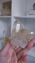 將影片載入圖庫檢視器並播放，Peach Himalayan Quartz Cluster - 152g #528

