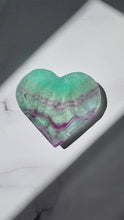 將影片載入圖庫檢視器並播放，Watermelon Fluorite Heart Bowl - 920g #960
