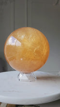 비디오를 갤러리 뷰어 Large Asterism Golden Honey Calcite Sphere - 3.26kg #S1에 로드 및 재생
