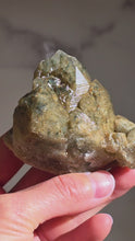ギャラリービューアHimalayan Quartz with Golden &amp; Green Inclusions - 164g #428に読み込んでビデオを見る
