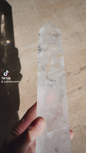 將影片載入圖庫檢視器並播放，Large Clear Quartz Tower - 1.11kg #119
