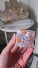 비디오를 갤러리 뷰어 Druzy Pink &amp; Blue Agate Cube - 211g #410에 로드 및 재생
