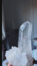 將影片載入圖庫檢視器並播放，Clear Quartz Cluster on Silver Stand - 1.06kg #140
