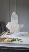 Cargar y reproducir el video en el visor de la galería, Himalayan Quartz Cluster on Stand - 490g #279
