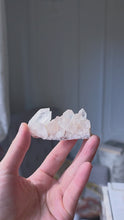將影片載入圖庫檢視器並播放，Pink Himalayan Quartz Cluster - small 55g #566
