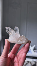 비디오를 갤러리 뷰어 High Grade Himalayan Quartz Cluster - small 78g #558에 로드 및 재생
