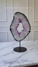 비디오를 갤러리 뷰어 Large Amethyst Portal / Slab on stand - 4.47kg #3에 로드 및 재생
