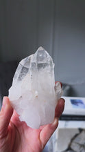Laden und Abspielen von Videos im Galerie-Viewer, High Grade Himalayan Quartz Cluster - small 188g #552
