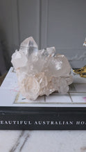 비디오를 갤러리 뷰어 Himalayan Quartz Cluster - 1.1kg #567에 로드 및 재생
