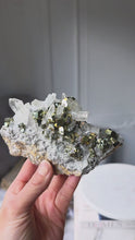 將影片載入圖庫檢視器並播放，Golden Pyrite in Clear Quartz Cluster - 447g #99
