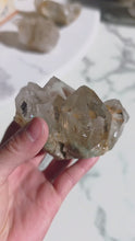 ギャラリービューアGreen Phantom Smoky Himalayan Quartz Cluster - 353g #411に読み込んでビデオを見る
