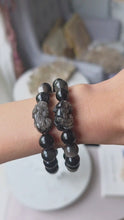 將影片載入圖庫檢視器並播放，Pixiu Silver Sheen Obsidian Bracelet - 10.5mm
