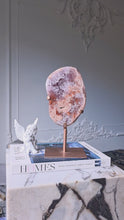 將影片載入圖庫檢視器並播放，Pink Amethyst Slab on Rose Gold Stand - 1.18kg #404
