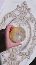 Laden und Abspielen von Videos im Galerie-Viewer, High Grade Golden Healer Quartz Sphere - 675g #29
