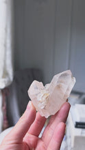 비디오를 갤러리 뷰어 Pink Himalayan Quartz Cluster - small 102g #557에 로드 및 재생
