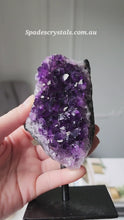 비디오를 갤러리 뷰어 Amethyst Cluster on Metal Stand - 383g #38에 로드 및 재생
