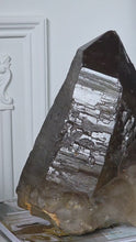 將影片載入圖庫檢視器並播放，Giant Nigerian Smoky Quartz Point / Cluster - 7.92kg #88
