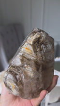 將影片載入圖庫檢視器並播放，Large Elestial Smoky Skeleton / Skeletal Quartz on Stand - 2.08kg #4
