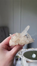 ギャラリービューアHimalayan Quartz Cluster - small 101g #381に読み込んでビデオを見る
