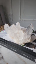 비디오를 갤러리 뷰어 Himalayan Quartz Cluster - 1.4kg #57에 로드 및 재생
