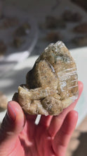 ギャラリービューアHimalayan Quartz with Golden &amp; Green Inclusions - 164g #428に読み込んでビデオを見る
