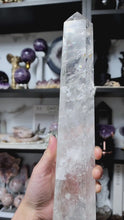 將影片載入圖庫檢視器並播放，Large Clear Quartz Tower - 1.11kg #119
