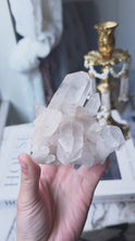 Cargar y reproducir el video en el visor de la galería, Himalayan Quartz Cluster - 204g #538

