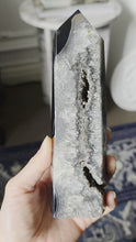 將影片載入圖庫檢視器並播放，Black Agate x Quartz Tower - 622g #76
