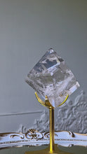 Cargar y reproducir el video en el visor de la galería, Clear Quartz Diamond Shaped Freeform on Gold Stand - 563g #4
